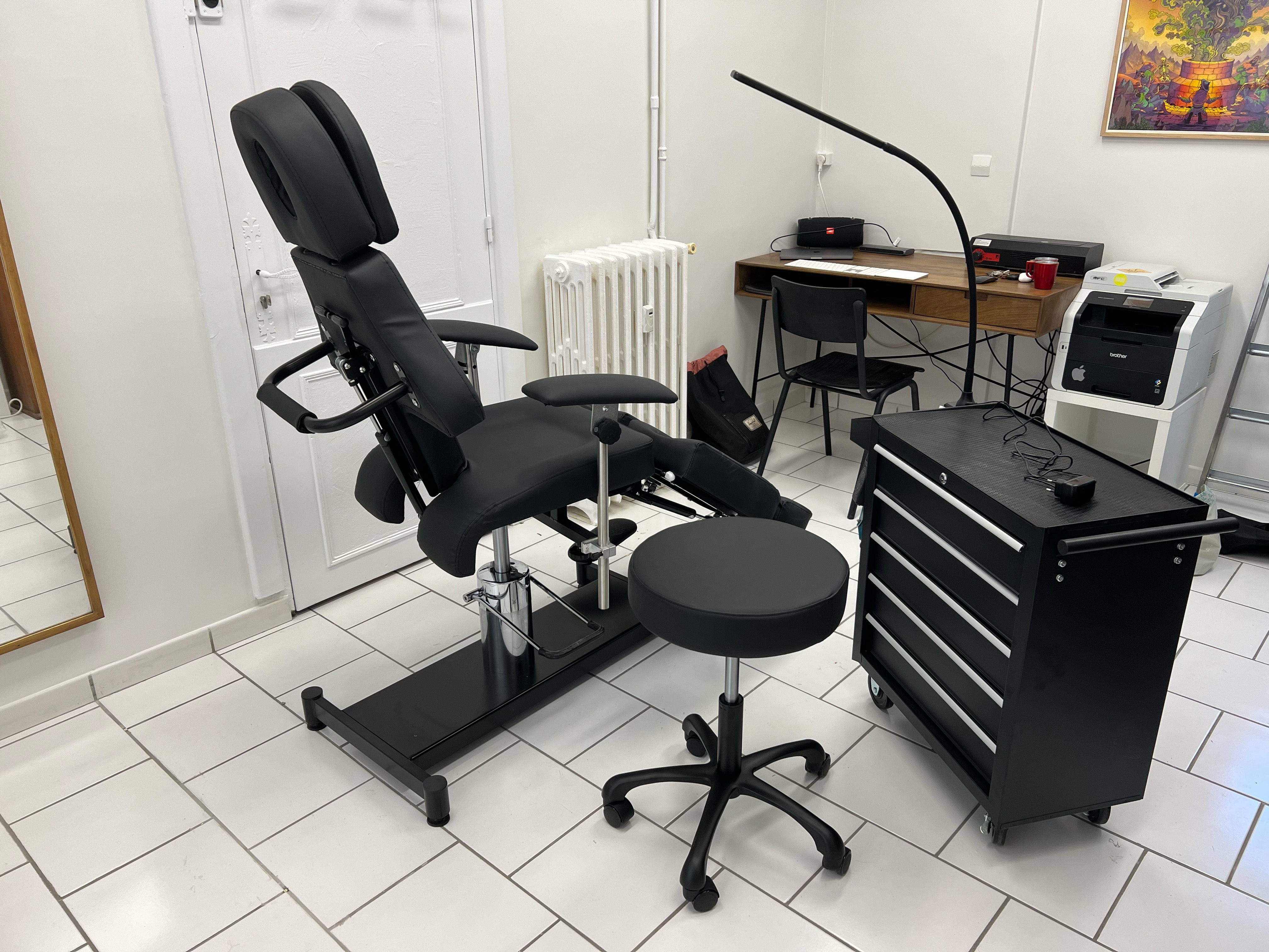 Espace de travail du tatoueur Florent à Caen